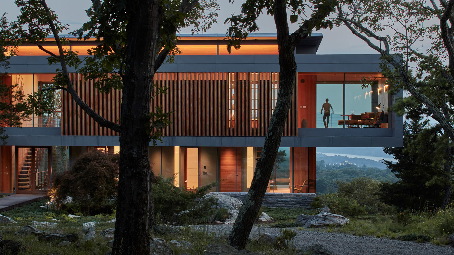 01_Dusk View of House from Entry Drive_Richard Barnes.jpg 01_Dusk View of House from Entry Drive_Richard Barnes.jpg